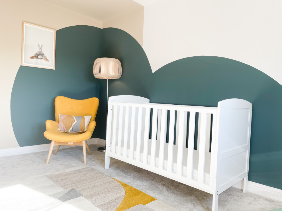 Kleines Modernes Babyzimmer mit Teppichboden in Oxfordshire