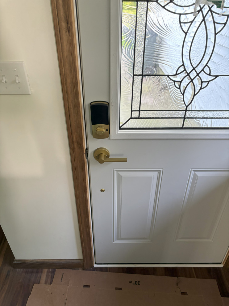 Example of a mountain style entryway design in Milwaukee
