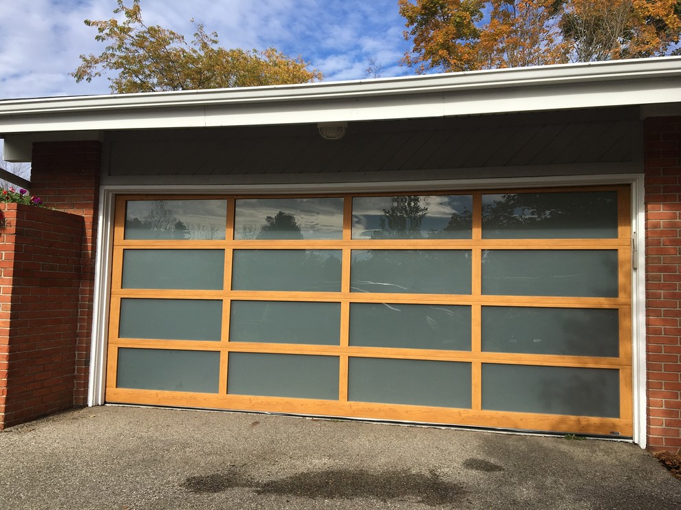 This is an example of a contemporary garage in Detroit.