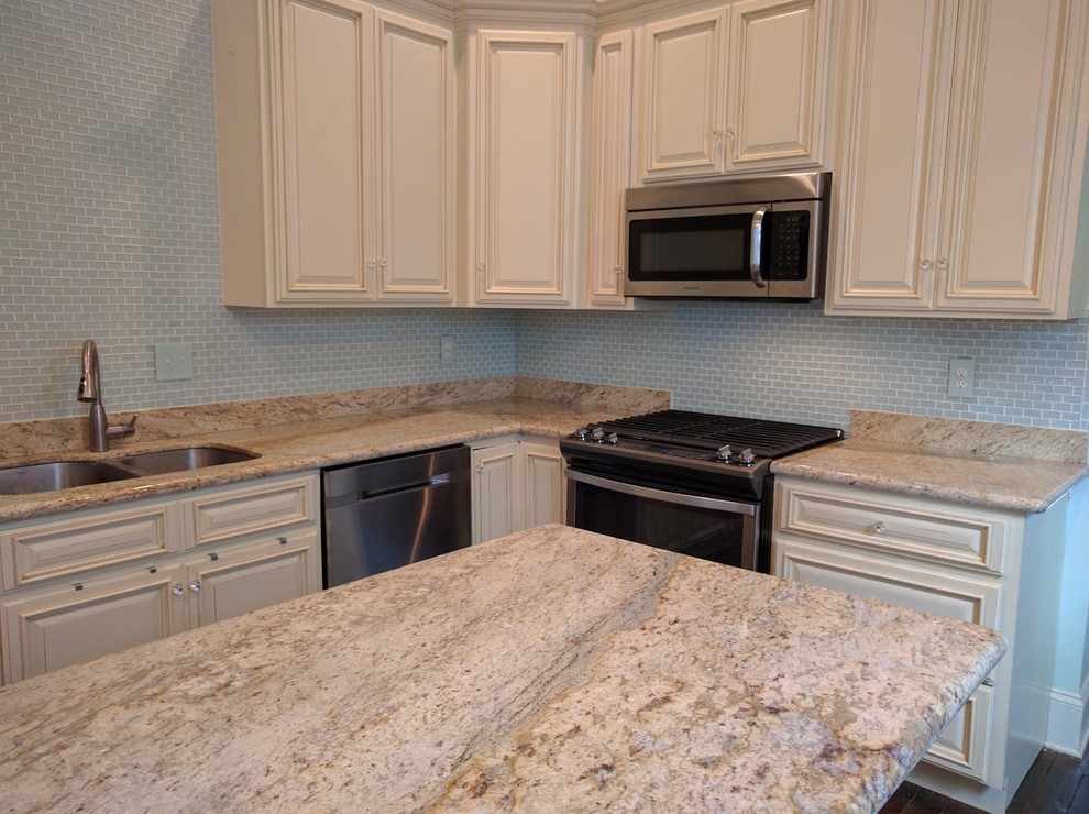 Example of a transitional kitchen design in New Orleans