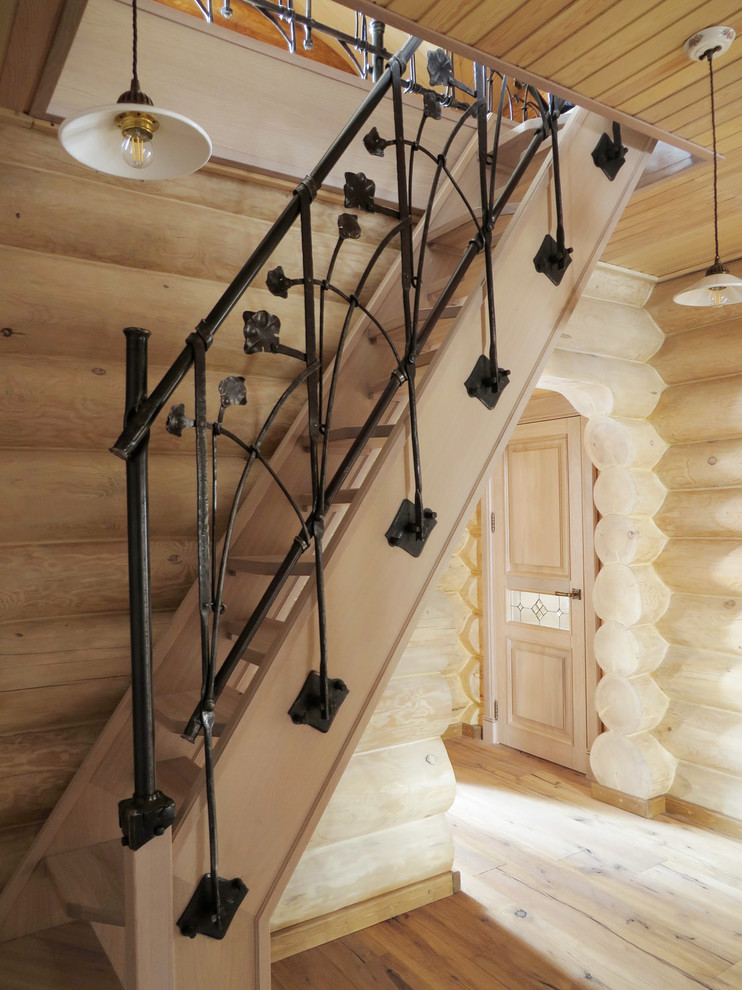 Кованое ограждение лестницы для деревянного дома.