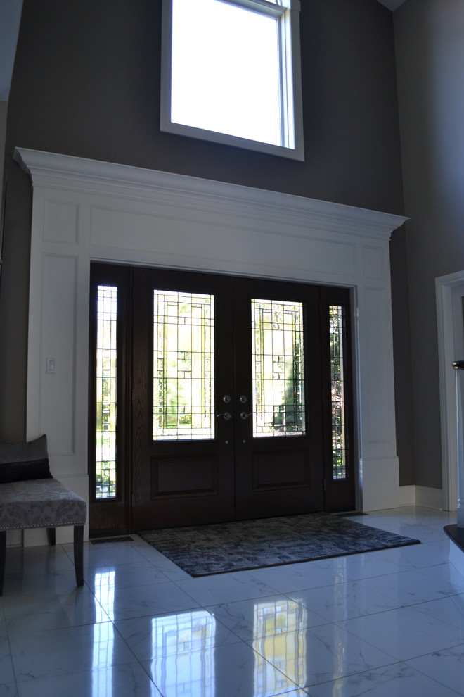 Example of a transitional hallway design in Toronto