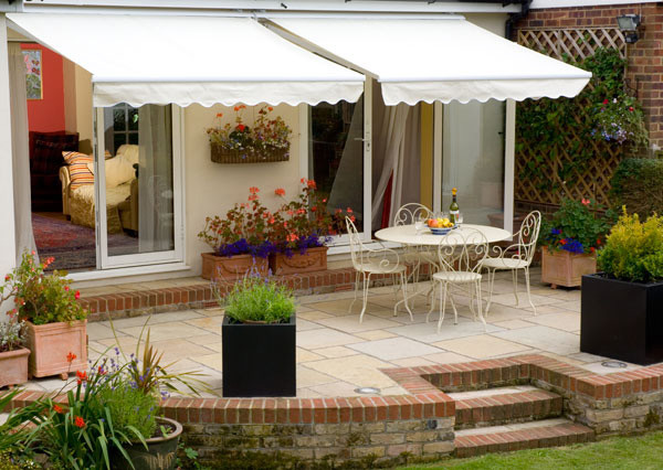 Inspiration for a contemporary patio in Berkshire.
