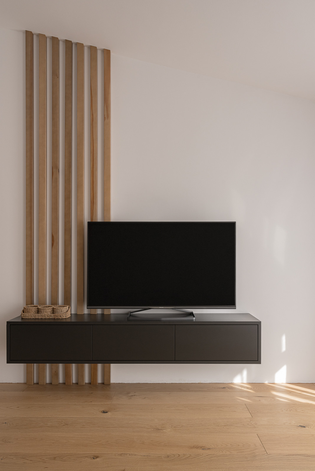 Мебельное наполнение загородного дома. "Родовое гнездо" отца и двух сыновей.