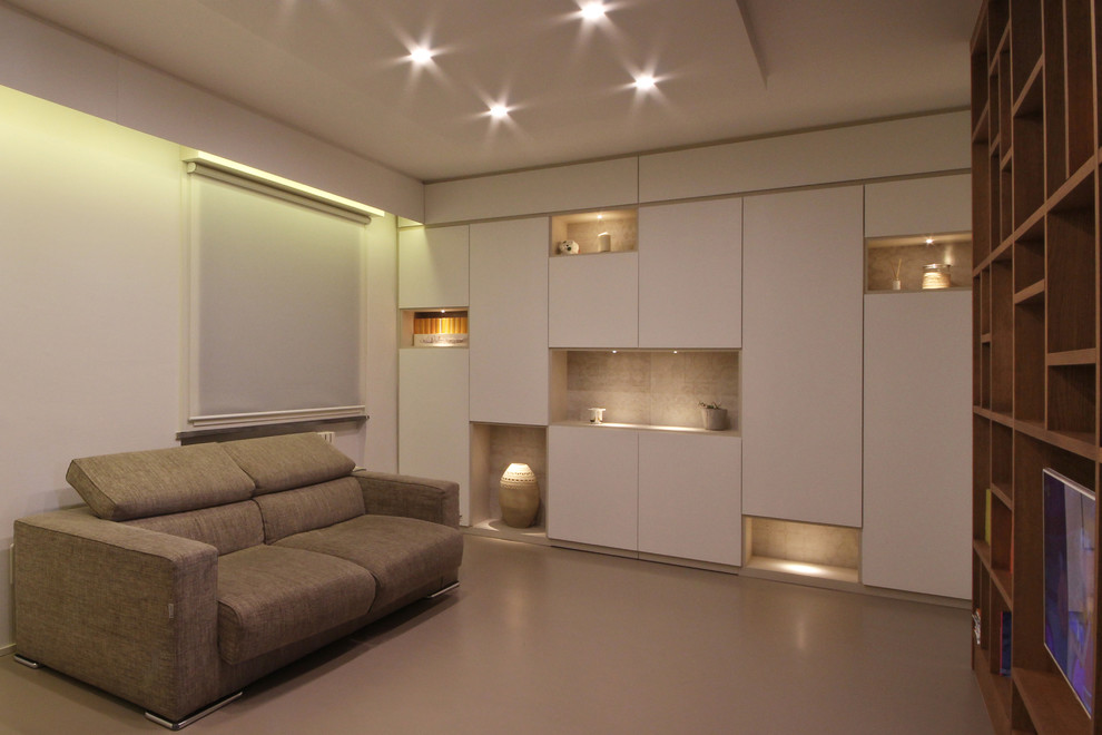 Idee per un grande soggiorno moderno aperto con libreria, pareti bianche, pavimento in cemento, parete attrezzata e pavimento beige