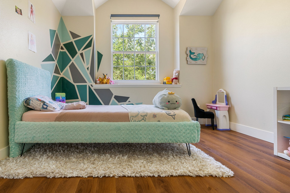 Mid-sized arts and crafts kids' bedroom in San Diego with beige walls, vinyl floors, brown floor and vaulted for kids 4-10 years old and girls.