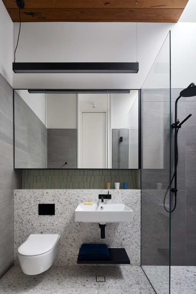 Exemple d'une salle de bain principale tendance de taille moyenne avec des portes de placard blanches, une douche ouverte, WC suspendus, un carrelage vert, un mur gris, sol en béton ciré, un lavabo suspendu, un sol blanc, une cabine de douche à porte battante, meuble simple vasque, meuble-lavabo suspendu et un plafond en lambris de bois.