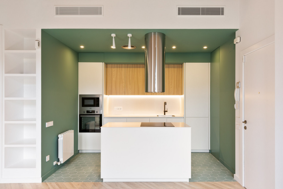 Idéer för att renovera ett mellanstort funkis vit linjärt vitt kök och matrum, med en enkel diskho, bänkskiva i kvarts, vitt stänkskydd, integrerade vitvaror, klinkergolv i porslin, en köksö och grönt golv