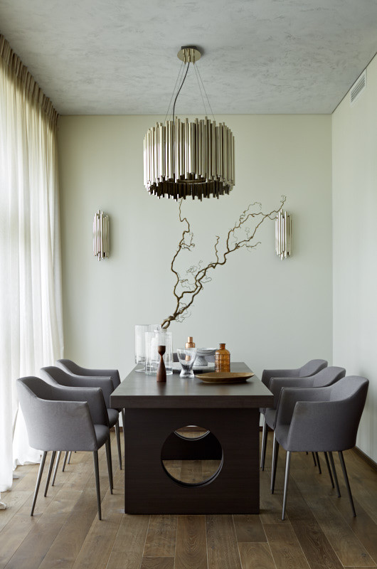 На фото: кухня-столовая среднего размера в современном стиле с серыми стенами, темным паркетным полом и коричневым полом с
