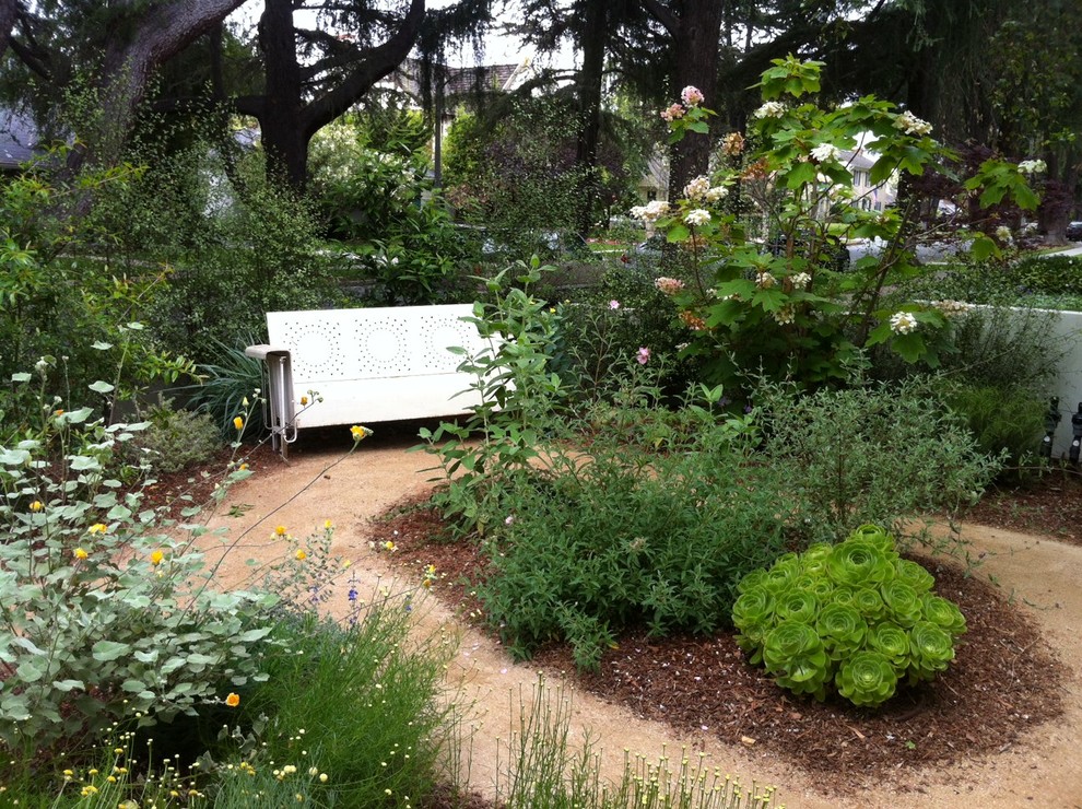 Design ideas for a mediterranean front yard garden in Los Angeles with decomposed granite.