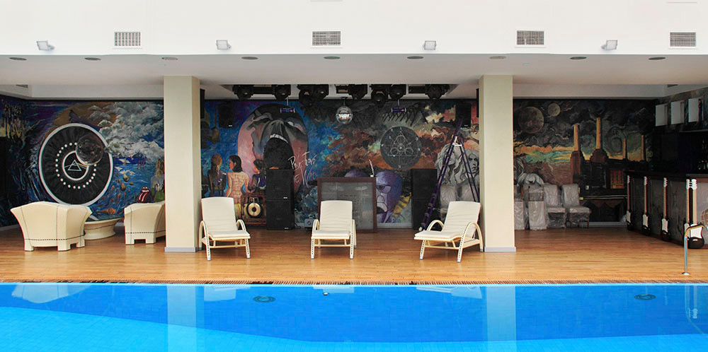 Бассейн. Резиденция Монолит