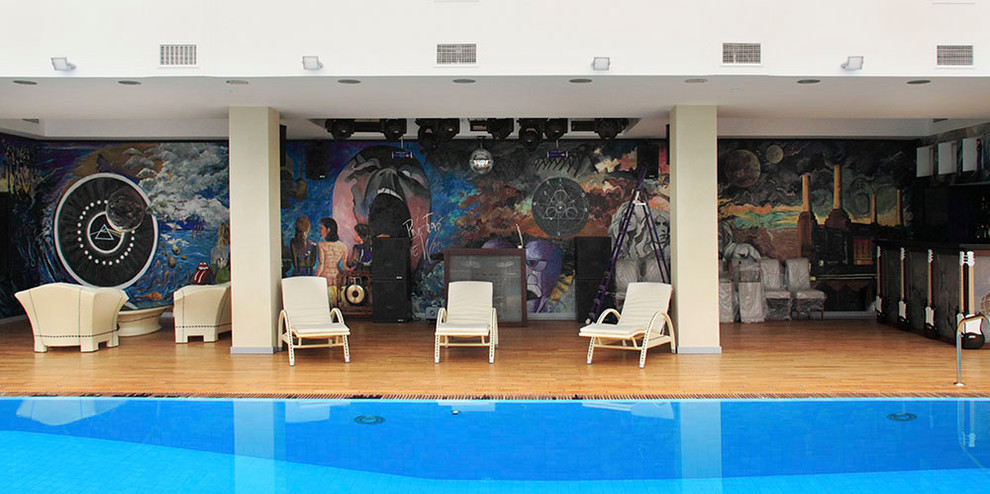 Бассейн. Резиденция Монолит