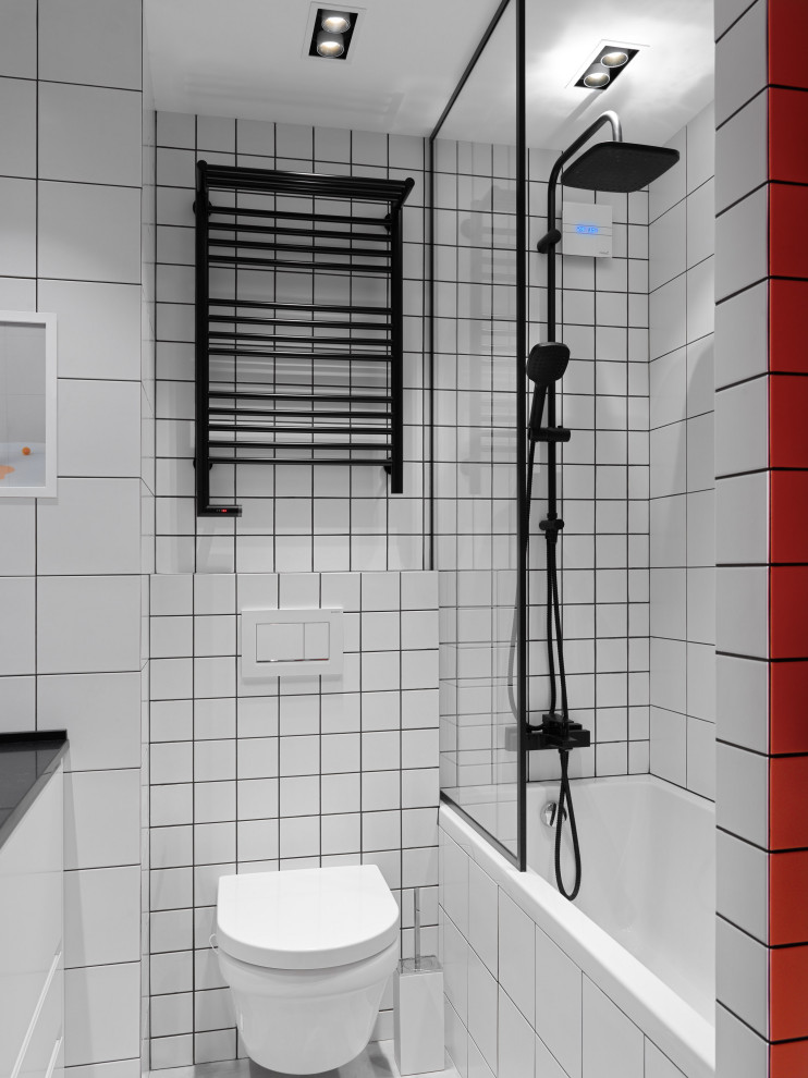 Идея дизайна: главная ванная комната в современном стиле с плоскими фасадами, белыми фасадами, душем над ванной, инсталляцией, белой плиткой и черной столешницей