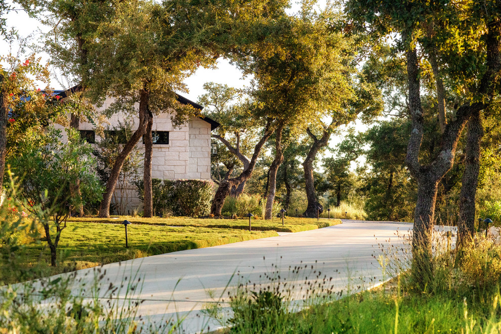 Example of a transitional home design design in Austin