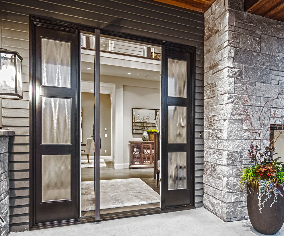 Example of a transitional entryway design in Seattle