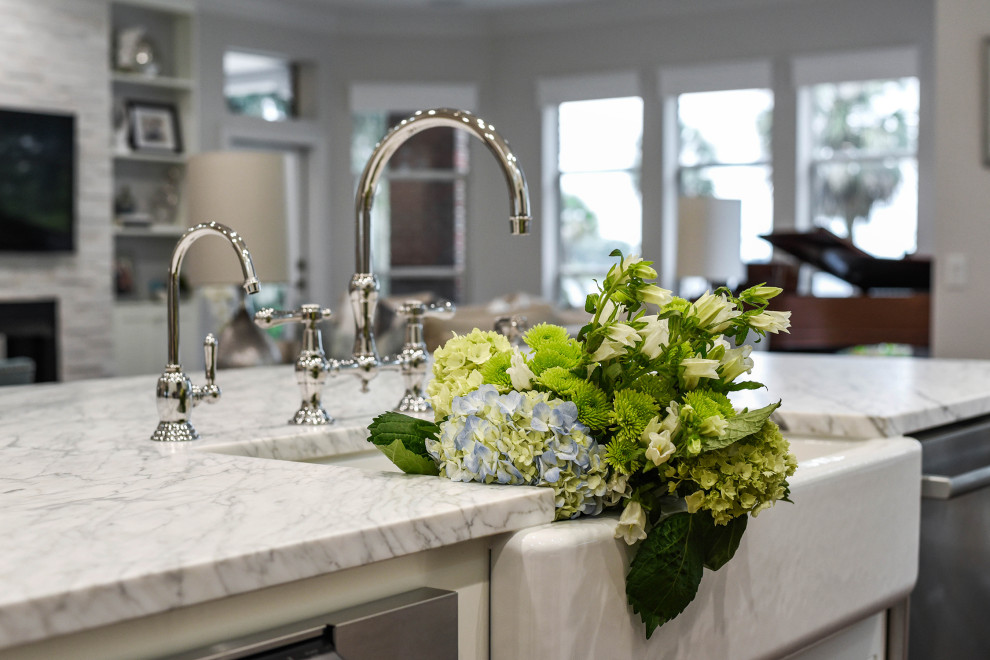 Inspiration for a transitional kitchen remodel in Jacksonville