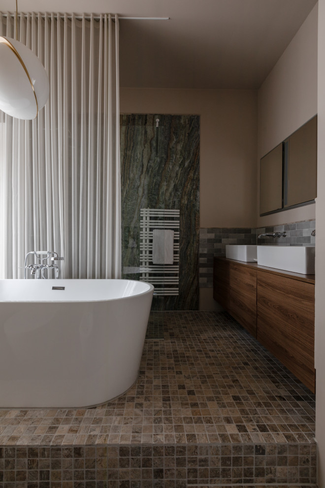 Ejemplo de cuarto de baño bohemio con bañera exenta, ducha a ras de suelo, bidé, suelo de travertino y ducha abierta