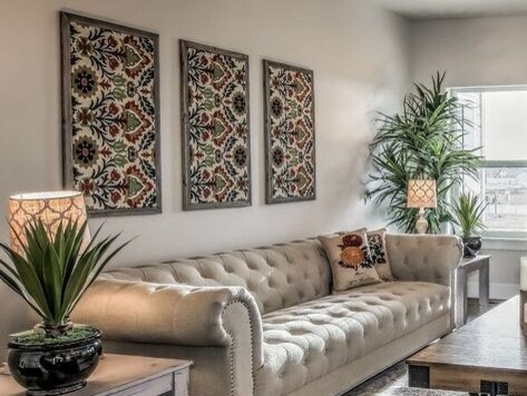 Example of a transitional home design design in Boise