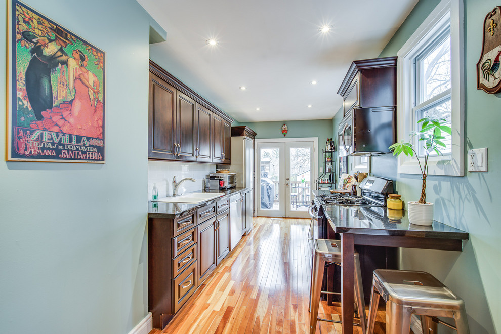 Transitional kitchen photo in Toronto