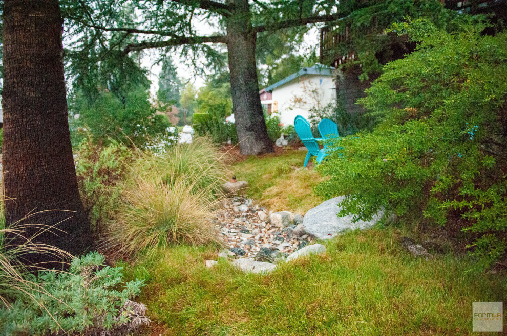 Источник вдохновения для домашнего уюта: большой весенний засухоустойчивый сад на склоне в стиле рустика с камнем в ландшафтном дизайне, полуденной тенью и покрытием из каменной брусчатки