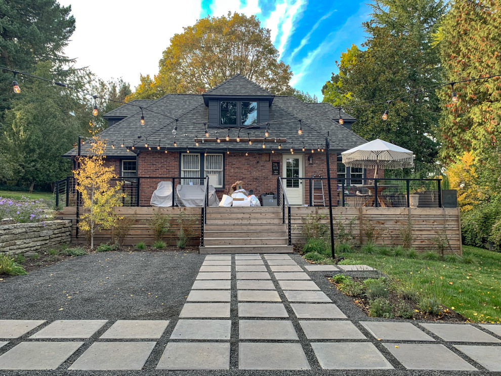 Свежая идея для дизайна: летний засухоустойчивый сад среднего размера на заднем дворе в стиле модернизм с полуденной тенью, покрытием из гравия и с деревянным забором - отличное фото интерьера