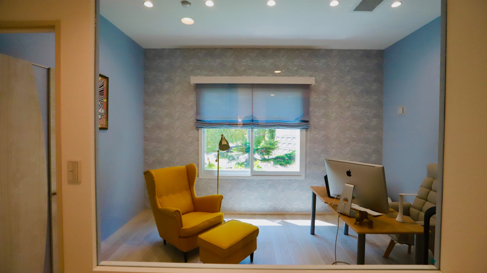 札幌にあるコンテンポラリースタイルのおしゃれなホームオフィス・書斎 (淡色無垢フローリング、自立型机、クロスの天井、壁紙、白い天井) の写真