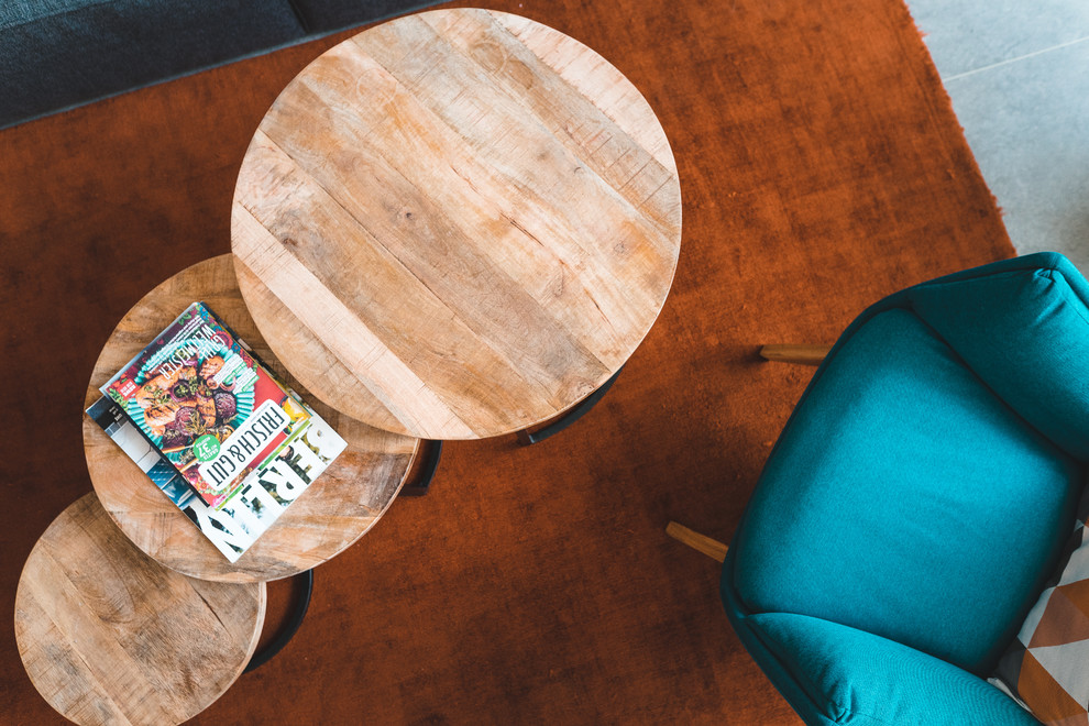 Wohnzimmer im Loft-Stil mit weißer Wandfarbe, Betonboden und grauem Boden in Berlin