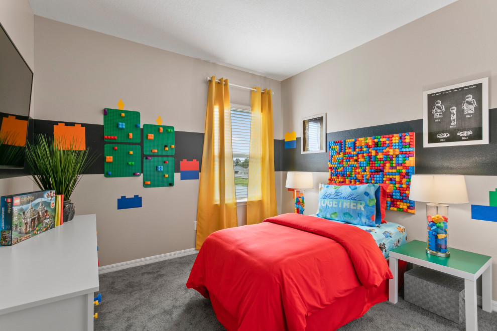 Cette photo montre une chambre d'enfant de 4 à 10 ans tendance avec un mur multicolore, moquette et un sol gris.
