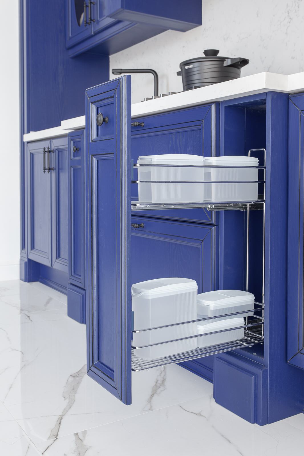 Кухня королевского синего цвета, массив ясеня, классика.