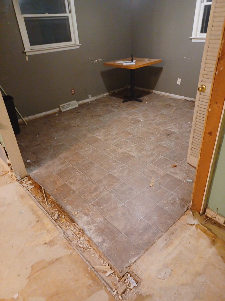 Transitional home design photo in Milwaukee