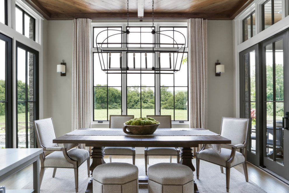Inspiration pour une grande salle à manger ouverte sur la cuisine avec un mur gris, un sol en bois brun, un sol marron et un plafond en bois.