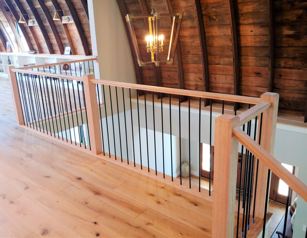 Diseño de escalera recta tradicional renovada extra grande con escalones de madera, contrahuellas de madera y barandilla de varios materiales