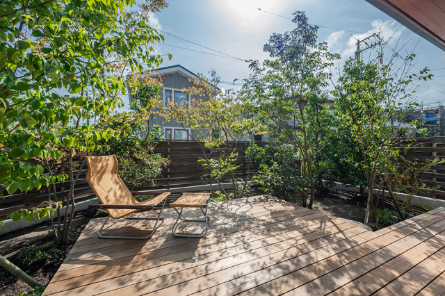 星月夜の家 japones-moderno-terraza-y-balcon