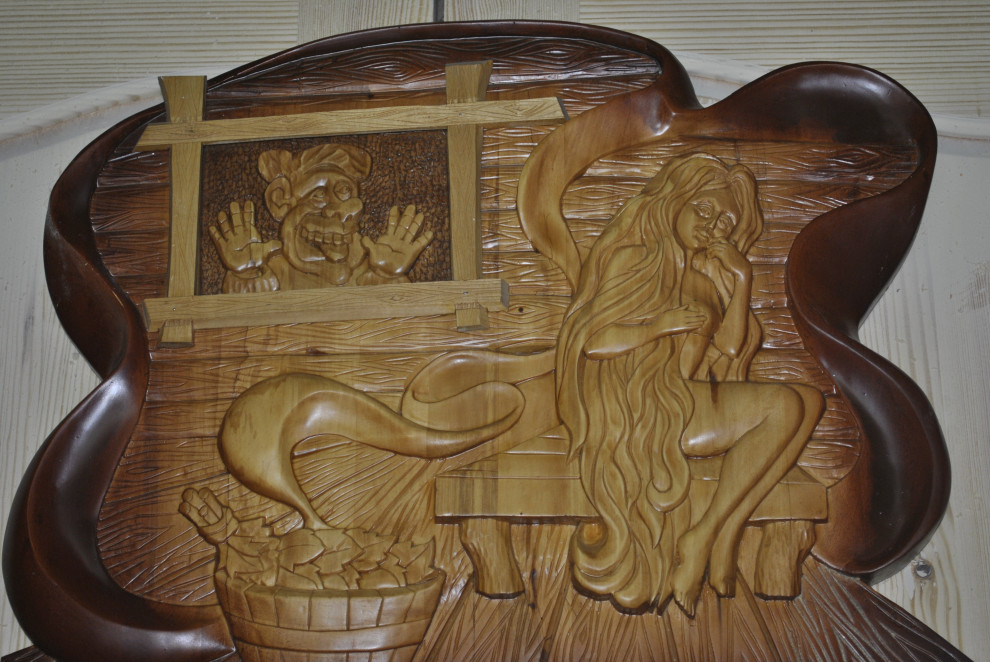 Часы каминные, настольные из древесины, резные ручной работы.