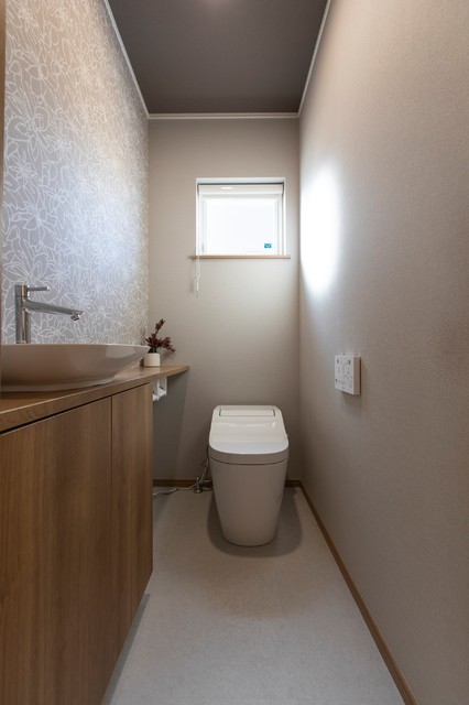 家族の「集い」を中心に時を刻む家　トイレ moderno-bagno-di-servizio