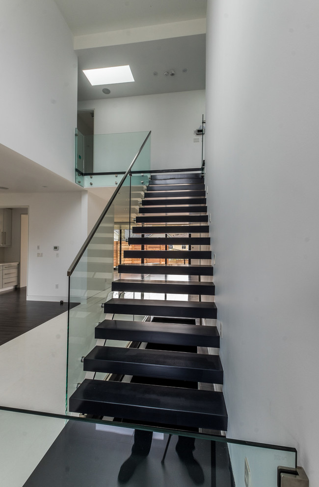 Лестничные ограждения из стекла в частном доме