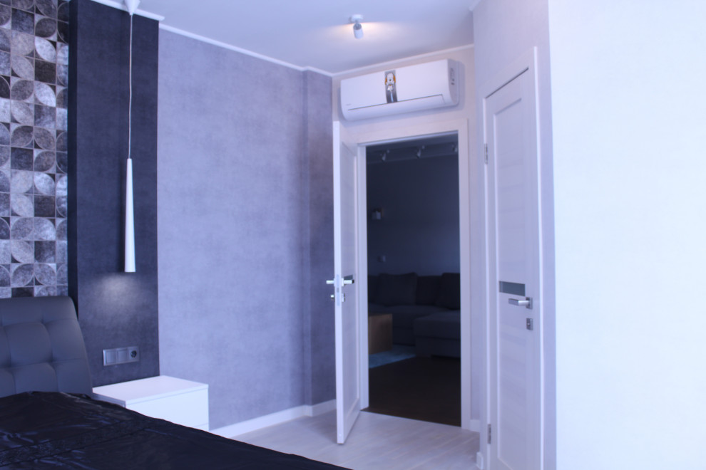 Mittelgroßes Modernes Hauptschlafzimmer mit grauer Wandfarbe, dunklem Holzboden, braunem Boden und Tapetenwänden in Sonstige