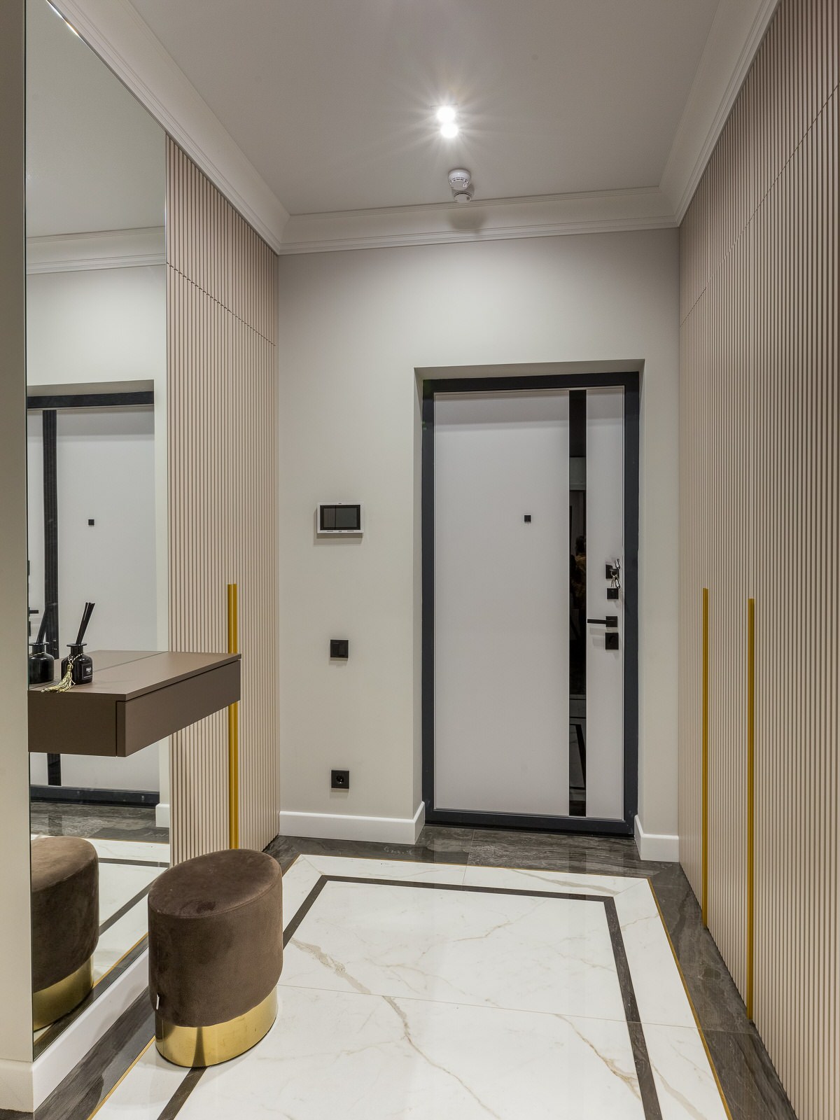 Зона входа с тумбой, зеркалом и встроенным хранением