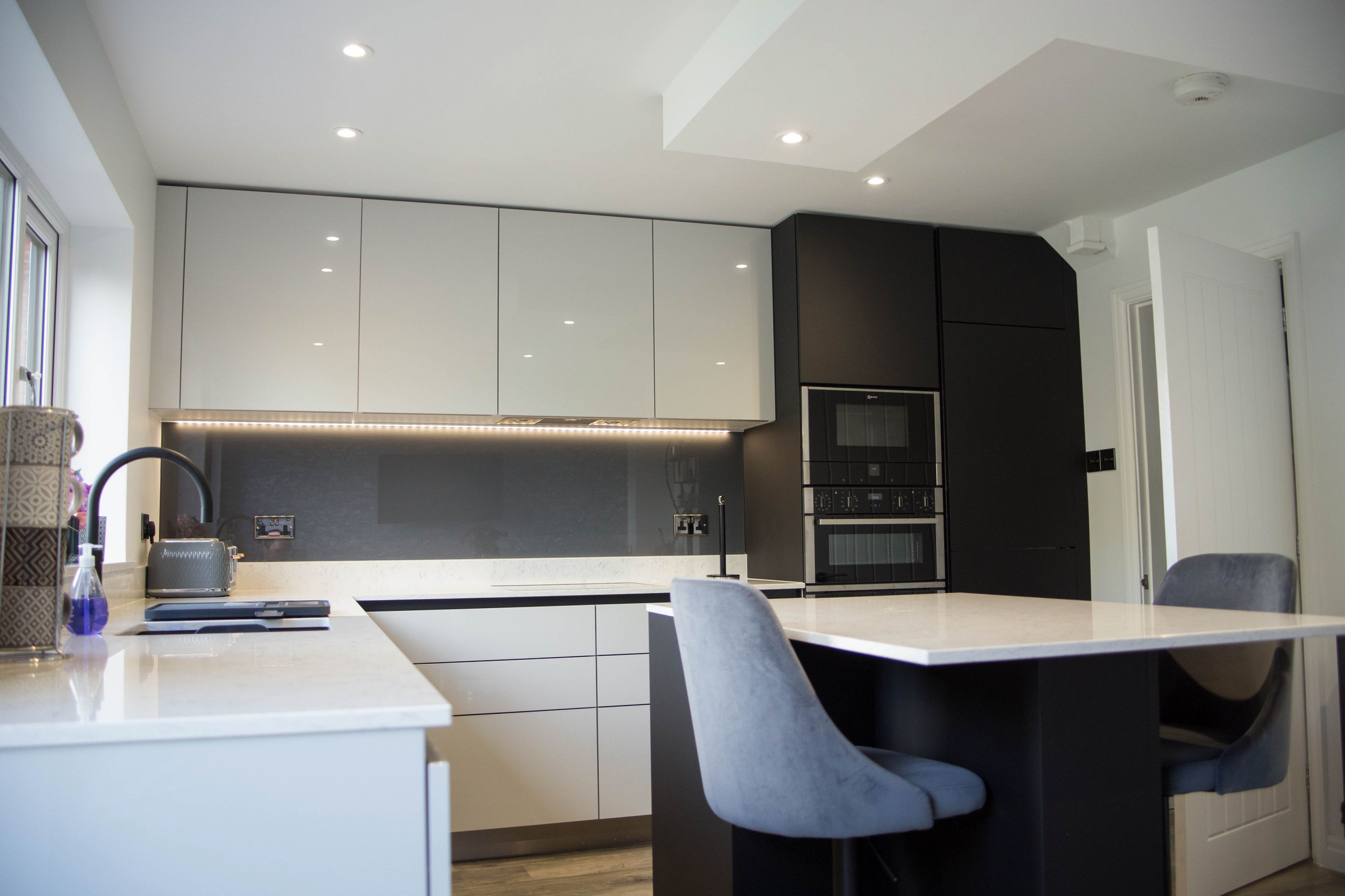 Ultra Matte Carbon and High Gloss Mist Handleless Kitchen