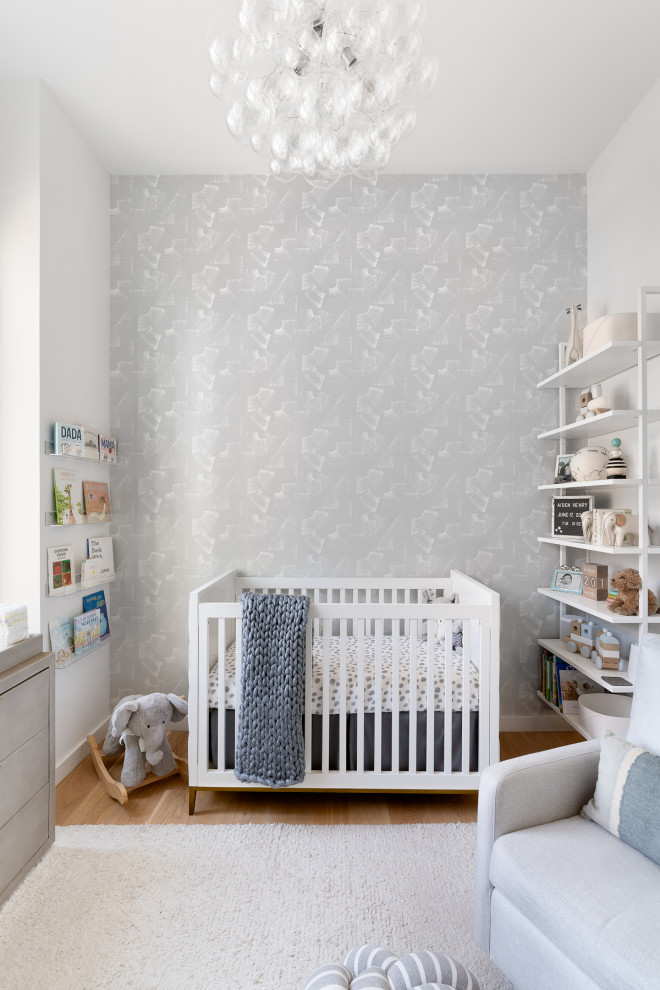 Свежая идея для дизайна: маленькая комната для малыша в современном стиле с белыми стенами, светлым паркетным полом и обоями на стенах для на участке и в саду, мальчика - отличное фото интерьера