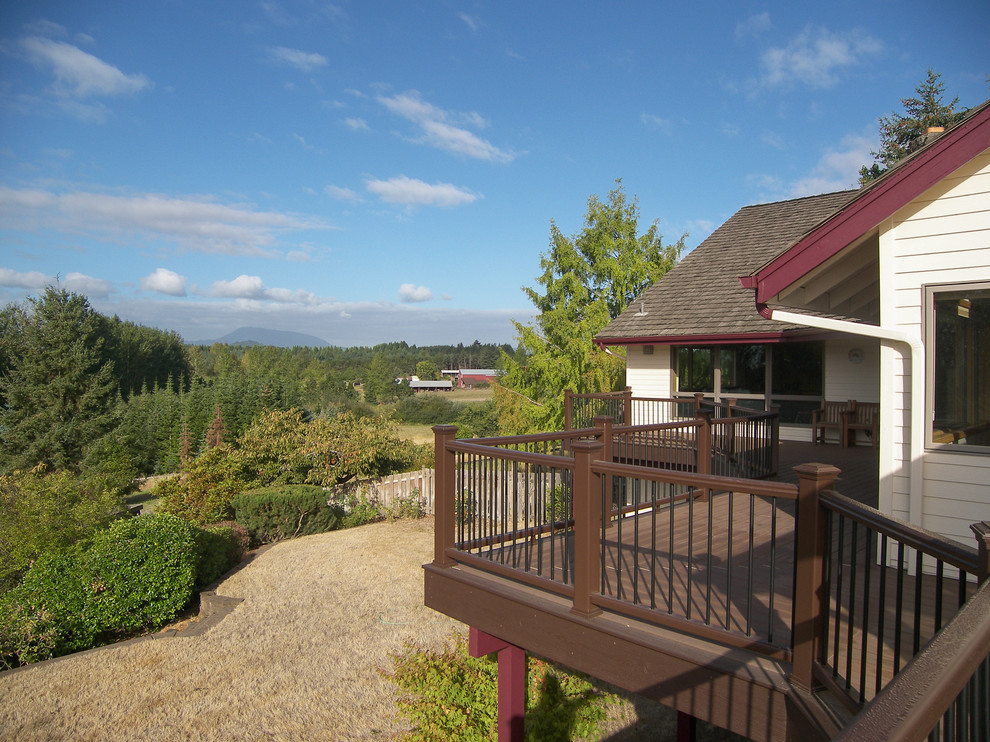 Example of a mountain style deck design in Portland