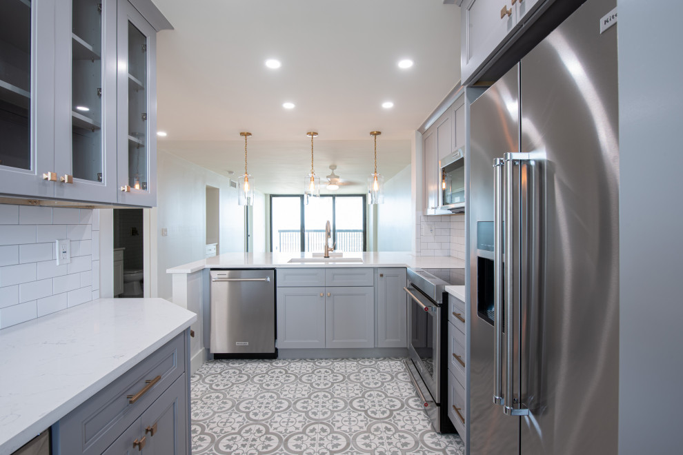 Exempel på ett litet vit vitt l-kök, med en undermonterad diskho, skåp i shakerstil, grå skåp, bänkskiva i kvartsit, vitt stänkskydd, stänkskydd i keramik, rostfria vitvaror, en halv köksö och grönt golv