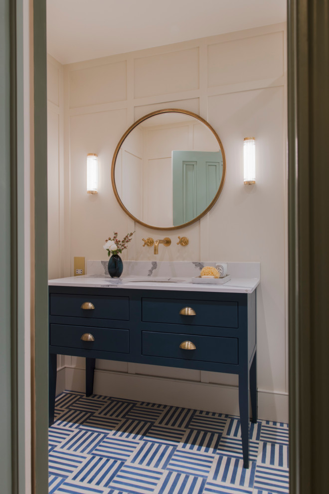 Пример оригинального дизайна: маленькая главная ванная комната в викторианском стиле с плоскими фасадами, белыми фасадами, душем без бортиков, белой плиткой, керамогранитной плиткой, белыми стенами, полом из цементной плитки, мраморной столешницей, синим полом, душем с раздвижными дверями, белой столешницей, тумбой под одну раковину, напольной тумбой и панелями на части стены для на участке и в саду