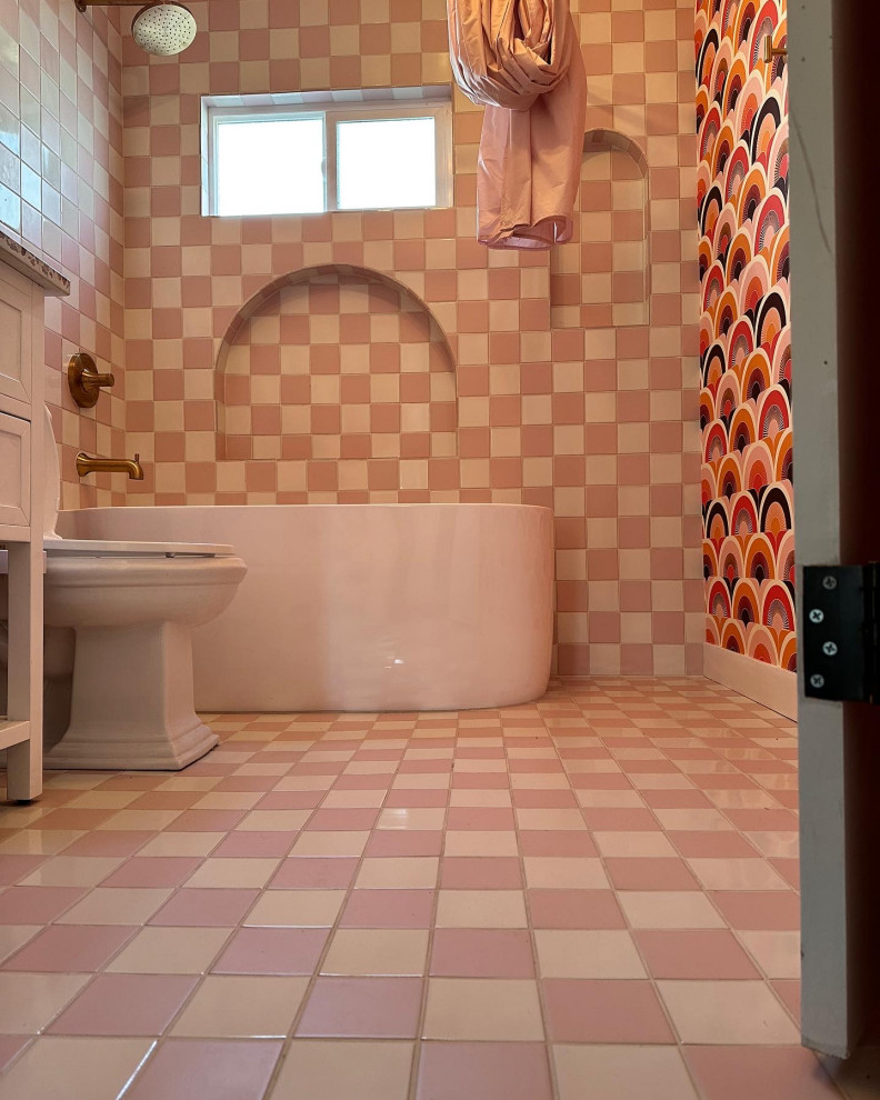 Foto di una stanza da bagno minimalista di medie dimensioni con piastrelle rosa, pareti bianche, pavimento con piastrelle in ceramica, lavabo a bacinella e pavimento rosa