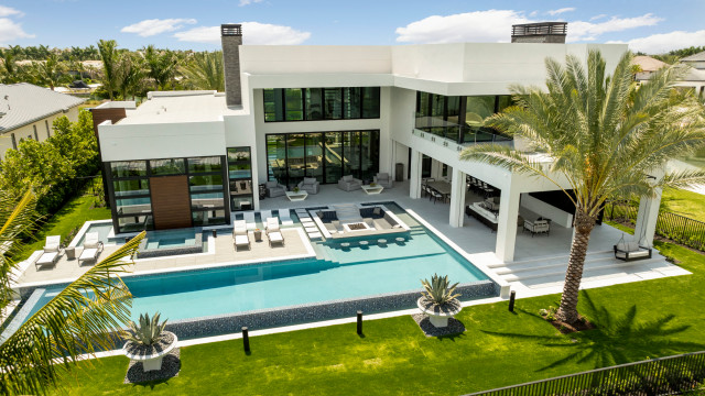 Miromar Lakes contemporaneo-piscina