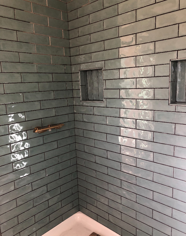 Inredning av ett amerikanskt mellanstort en-suite badrum, med en öppen dusch, grön kakel, tunnelbanekakel, vita väggar, brunt golv och dusch med skjutdörr