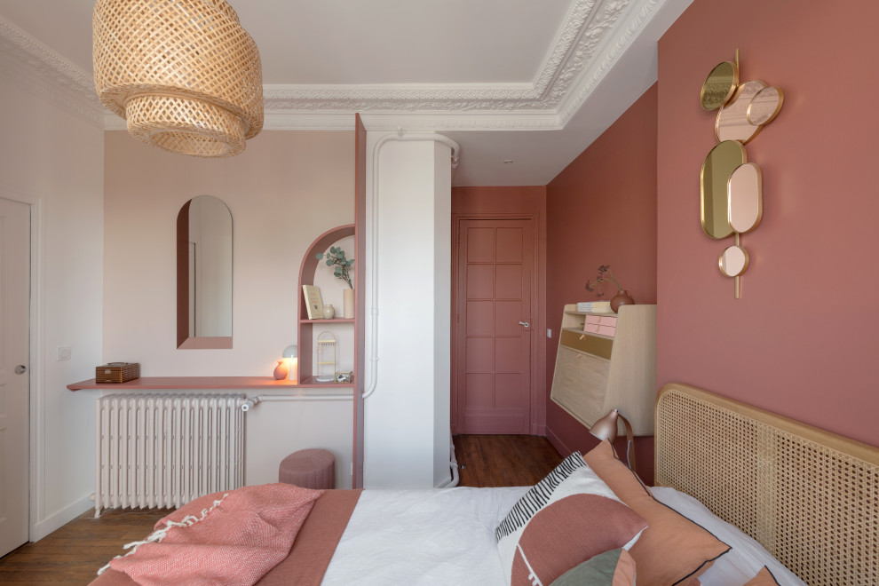 На фото: маленькая хозяйская спальня в стиле кантри с розовыми стенами, светлым паркетным полом, коричневым полом и кессонным потолком для на участке и в саду