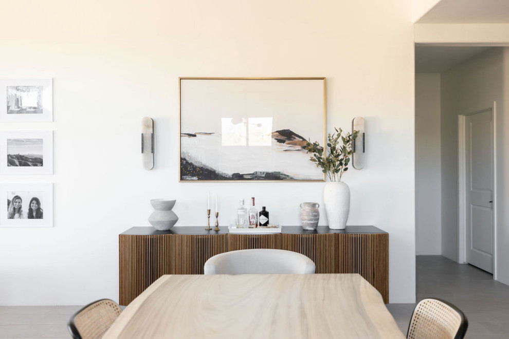 Inspiration pour une salle à manger minimaliste de taille moyenne avec un mur blanc, un sol en carrelage de porcelaine et un sol gris.