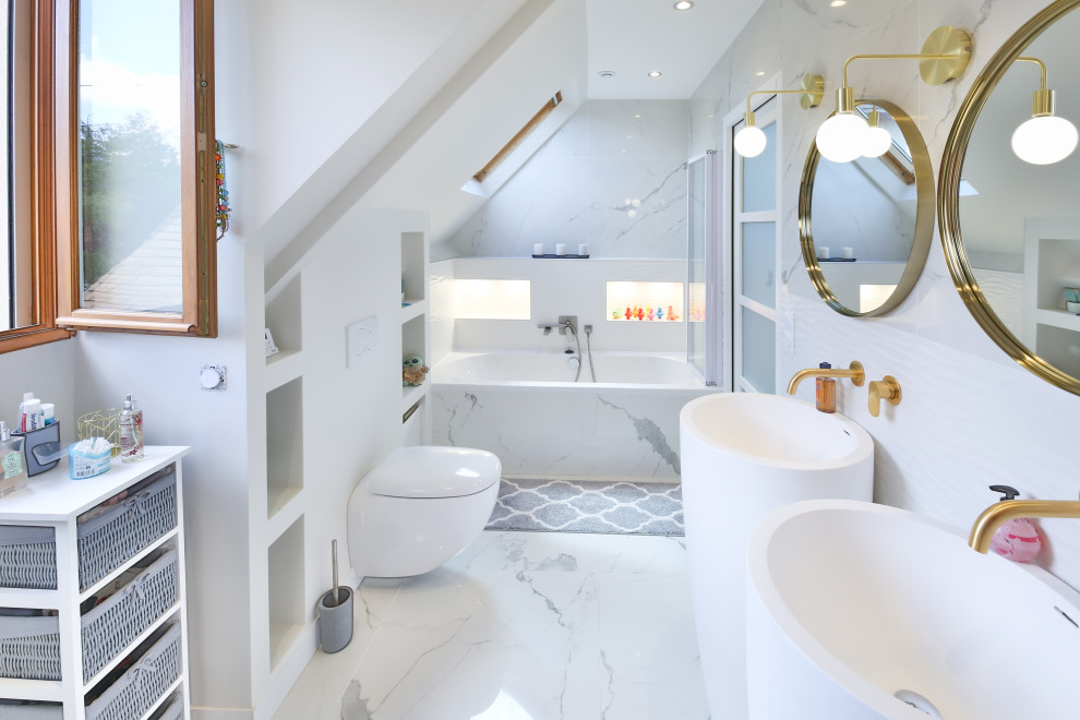 Idée de décoration pour une grande salle de bain longue et étroite design pour enfant avec un combiné douche/baignoire, WC suspendus, du carrelage en marbre, une vasque et un sol blanc.