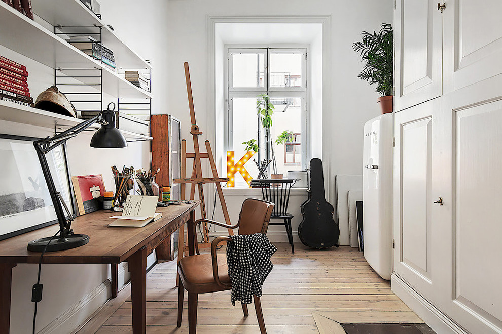 Photo of a mid-sized scandinavian home office in Stockholm.
